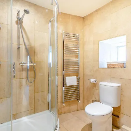بيت للعطل 3 Bed In Oc-ds779 *